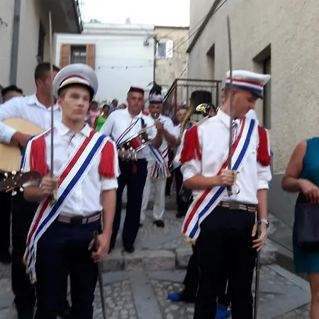 Centar A. Mazuranica 1 *