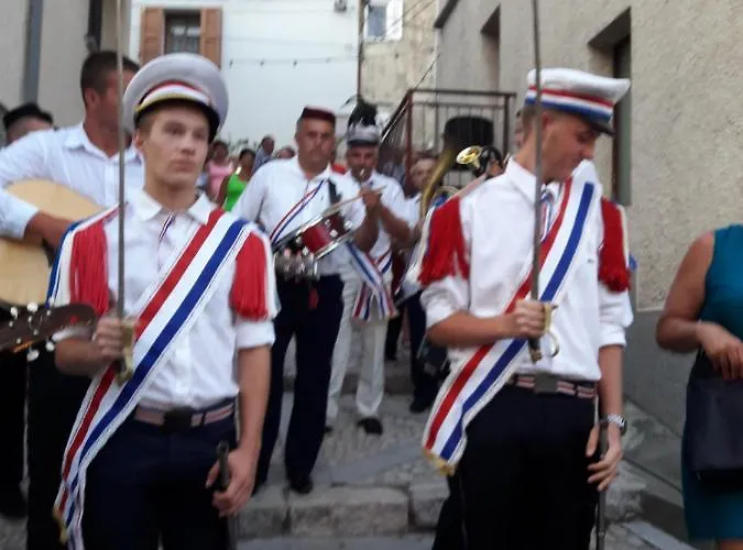 Centar A. Mazuranica 1 *